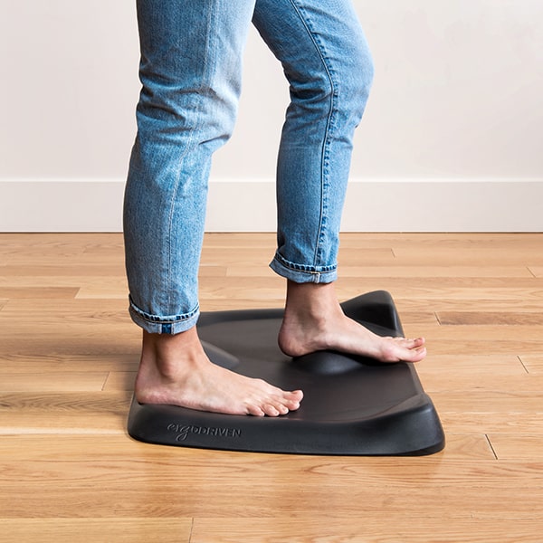 Non flat standing mat to avoid shin splints in barefoot shoes
